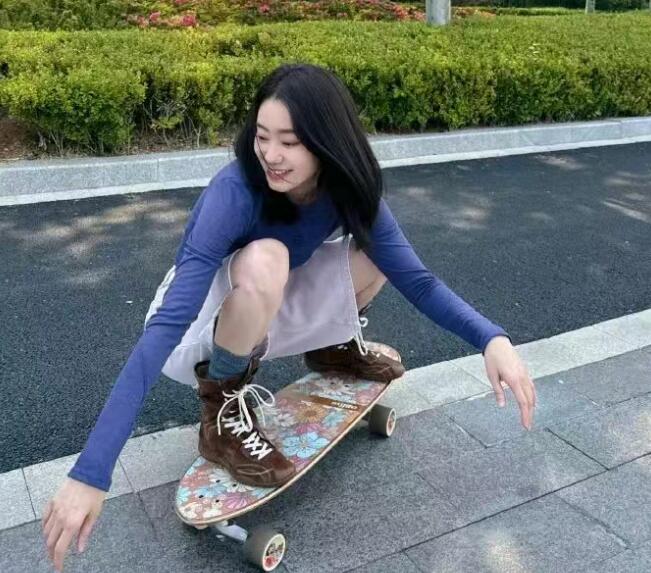 张小斐晒玩滑板随拍:滑着去拥抱夏天