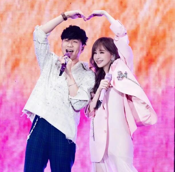 王心凌亮相林俊杰北京演唱会 晒“比心”照