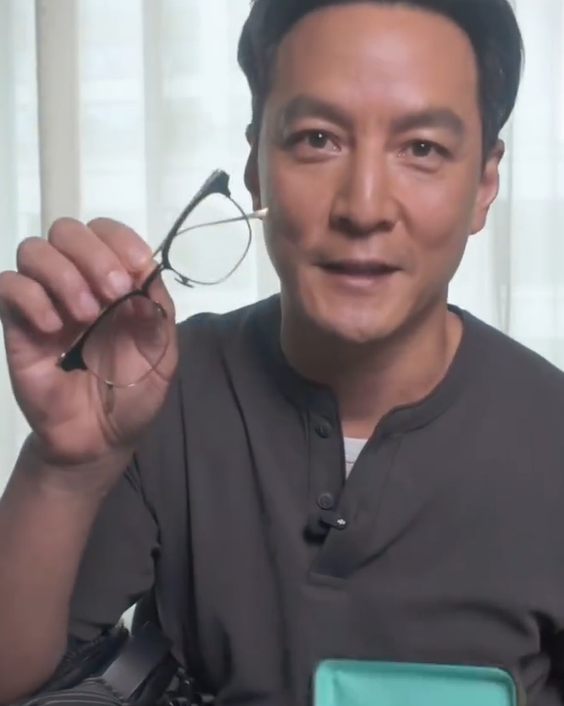 吴彦祖透露近况:现在50岁了 戴上了老花镜