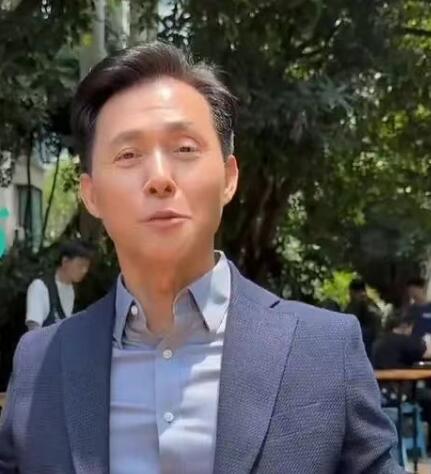 前TVB演员张国强晒片场吃盒饭:我这个年纪还有工作 多好